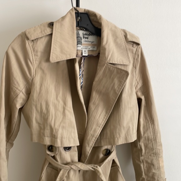 Size XS tan London Fog trench coat with tie belt - Picture 2 of 5